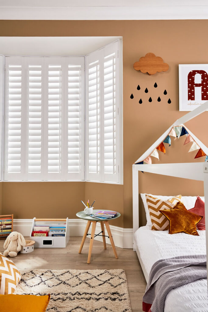 LL_2019_Shutters_Cotton_89mm_Moda_Multi_L_Frame_Full_Height_Bay_Bed_Closed_Crop_Orange