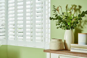 LL_2019_Shutters_Cotton_89mm_Moda_Multi_L_Frame_Full_Height_Bay_Liv_Cameo1_Ajar_MAIL